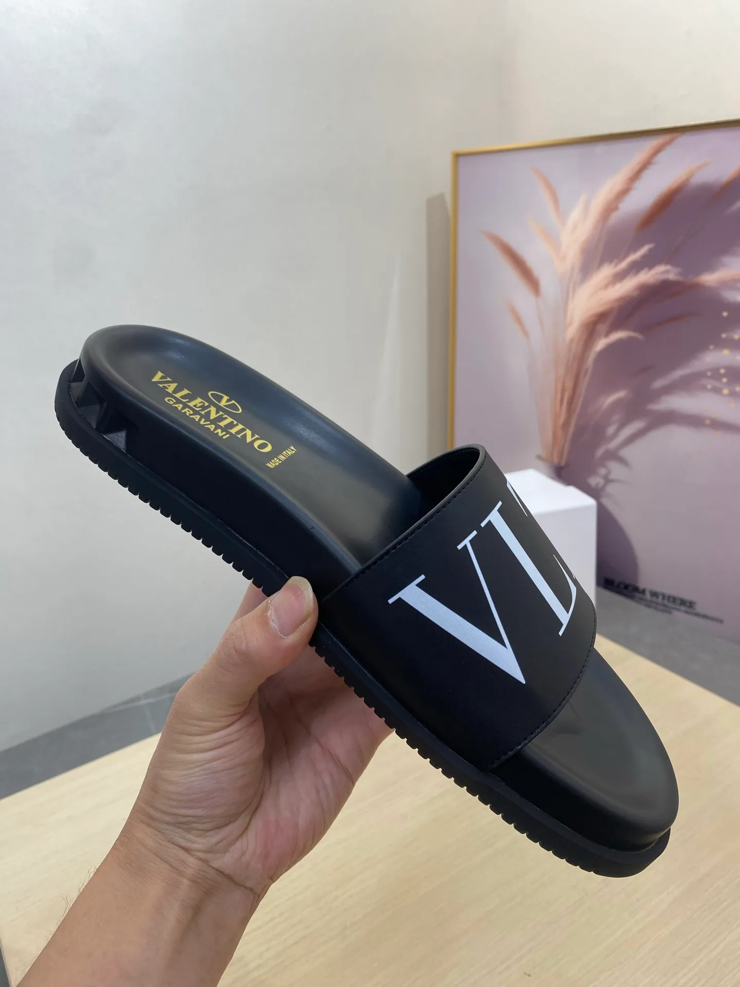 P260💰Valentino VALENTINO Size: 39--46 Burberry classic men's slippers, high-end boutique, original material, fine workmanship, casual, loose and comfortable, a must-have in summer👏👏👏